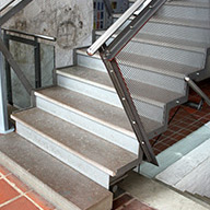 unvorbildlicher Handlauf an einer Treppe in einem öffentlich zugänglichen Gebäude