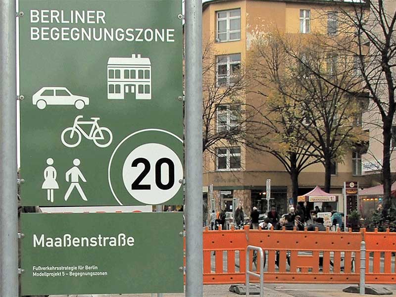 Hinweisschild für Begegnungszone Maaßenstraße mit Geschwindigkeitsbegrenzung auf 20 kmh