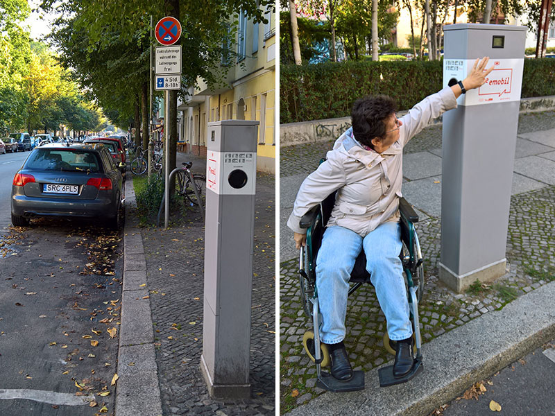Rollstuhlfahrerin hat Schwierigkeiten, das Display der Ladesäule auf dem Sicherheitsstreifen des Gehwegs zu erkennen oder den Kartenleser zu bedienen.