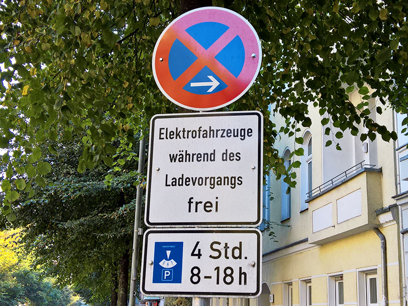 Parkbevorrechtigung für Elektrofahrzeuge an Ladesäule in Halteverbotszone