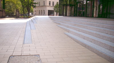 Vogtlandhalle Greiz Treppe mit Rampe am Haupteingang