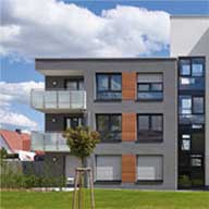 Fassadengestaltung am Seniorenheim Die Farbgestaltung von Senioreneinrichtungen bezieht auch die Gestaltung der Fassade und des Außenraums mit ein. Farbige Fassaden prägen den ersten Eindruck und erhöhen die Identifi kation mit dem neuen Zuhause.