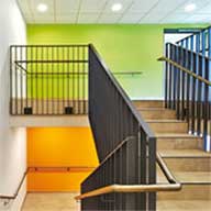 Bei der Gestaltung von Markierungen, Wegweisern und visuellen Bodenleitsystemen ist auf ein durchgängiges und nachvollziehbares Design zu achten. Farben sind sparsam einzusetzen und klar voneinander abgegrenzt zu verwenden. Glänzende Oberfl ächen, Schatten und Blendungen sind zu vermeiden.