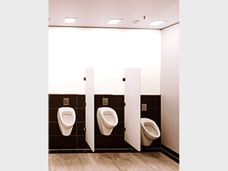 öffentliche Sanitäranlage mit Urinalen in unterschiedlichen Höhen