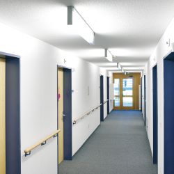 Flur über die ganze Länge gut ausgeleuchtet. Flur über die ganze Länge gut ausgeleuchtet.