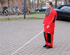 Selbsterfahrungstraining mit Alterssimulationsanzug und Sehbehinderungsbrille Teilnehmerin des Selbsterfahrungstrainings mit einem Alterssimulationsanzug und Sehbehinderungsbrille und Blindenstock