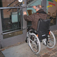 Rollifahrer beim Tür öffnen