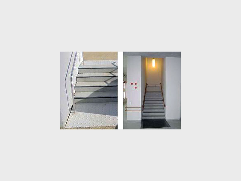 2 Treppenaufgänge mit Aufmerkmskeitsfelder und beidseitigen Handläufen