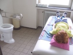 Kofferliege im Behinderten-WC Kofferliege im Behinderten-WC