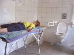 Kofferliege im Behinderten-WC Kofferliege im Behinderten-WC