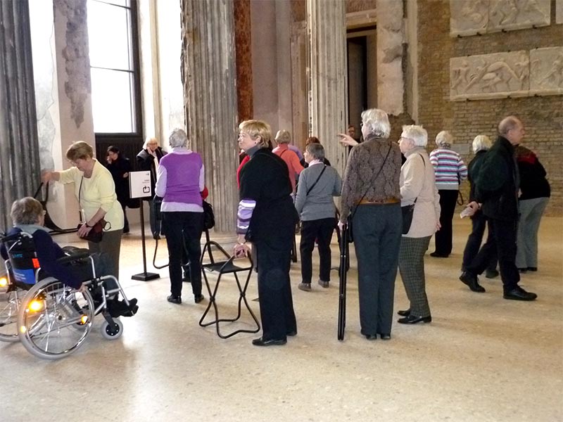 Eine Besuchergruppe mit mobilen Stühlen