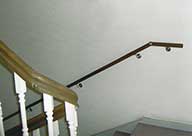 An einer vorhandenen Treppe im Altbau kann an der wand ein zweiter Handlauf nachgerüstet werden.