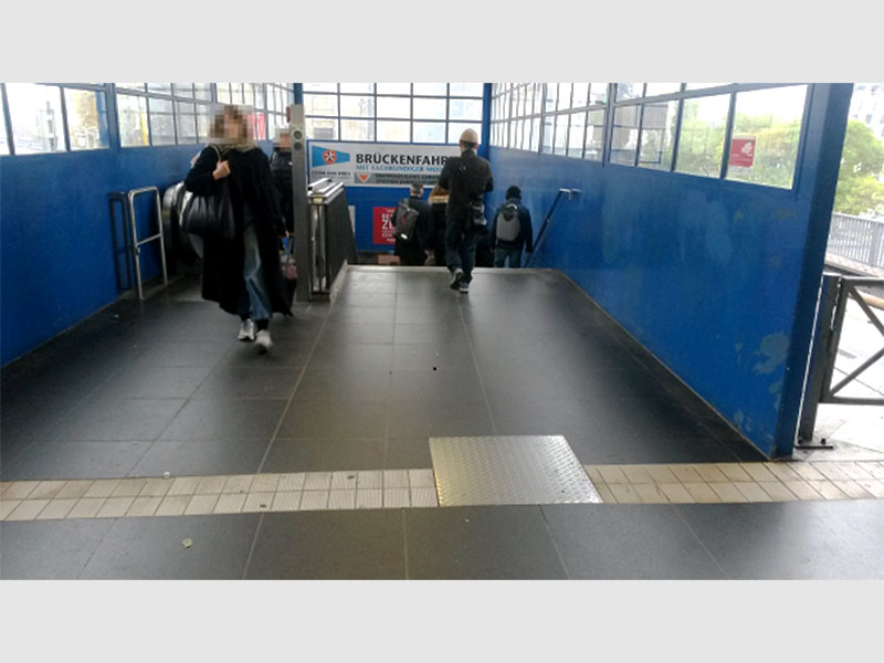 fehlender Leitstreifen zur abführenden Treppe zur U-Bahn