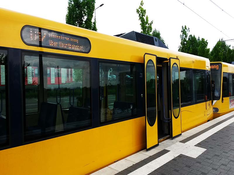 Die Stuttgarter Stadtbahn an einer Haltestelle mit offenen Türen und einem Leitsystem für behindete Menschen am Boden
