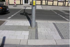 Getrennte Querungsstellen auf der Mittelinsel einer Furt in Dortmund. Gut erkennbar sind die unterschiedlichen Bordhöhen, die Verziehung sowie die Sperr- und Richtungsfelder. (Foto: Kurt Nieft)