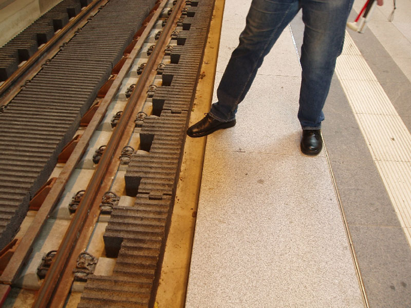 Bahnsteigkante ohne Kontrast zu Gleisbett (PW)