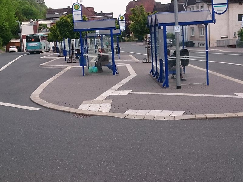 Leitsystem einer Bushaltestelle f&uuml;hrt zu der Halteposition der 1. Bust&uuml;r