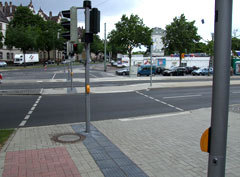 Ampel an einer Straßenüberquerung