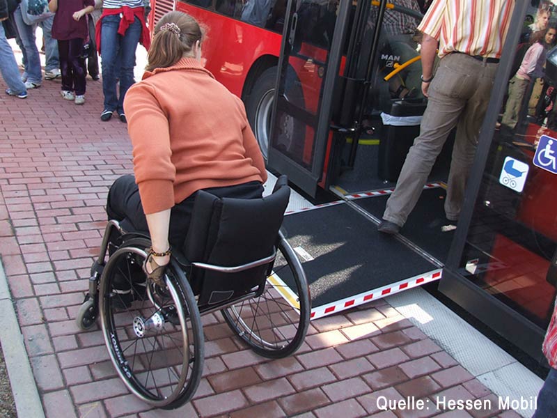 Rollstuhlfahrerin rangiert vor dem Buseinstieg