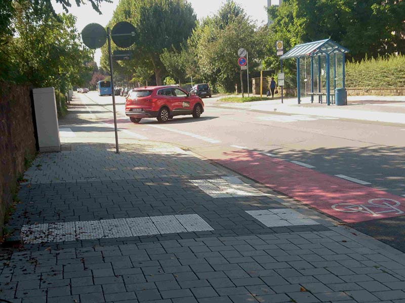 Querungsstelle mit differenzierter Bordhöhe endet vor einem Radweg