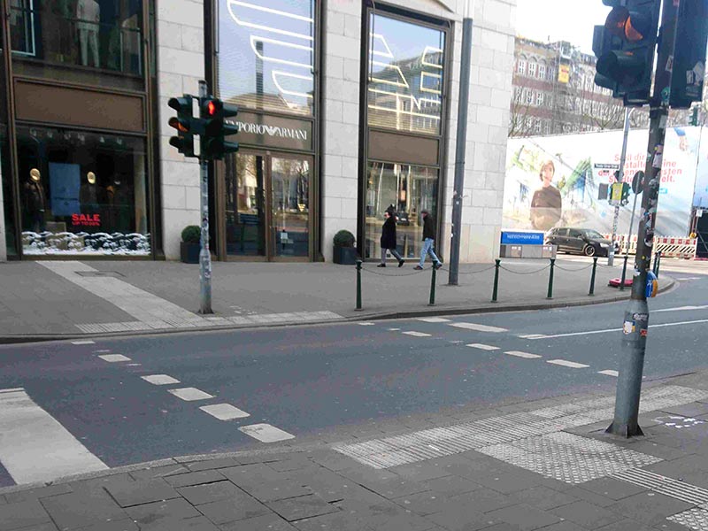 Überquerungsstelle mit differenzierter Bordhöhe und Ampel