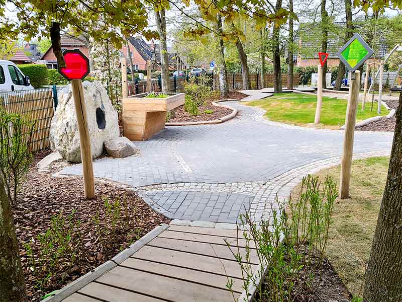 Spielplatz mit berollbaren Wegen im Wohngebiet