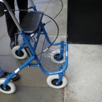 Rollator gestoppt an einer 2cm Stufe Rollator gestoppt an einer 2cm Stufe