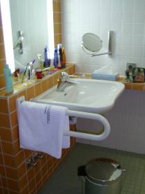 HausRheinsberg Waschtisch unterfahrbar